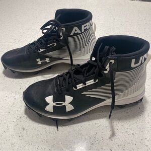 EUC - Men’s 8.5 Under Armor Black football Cleats